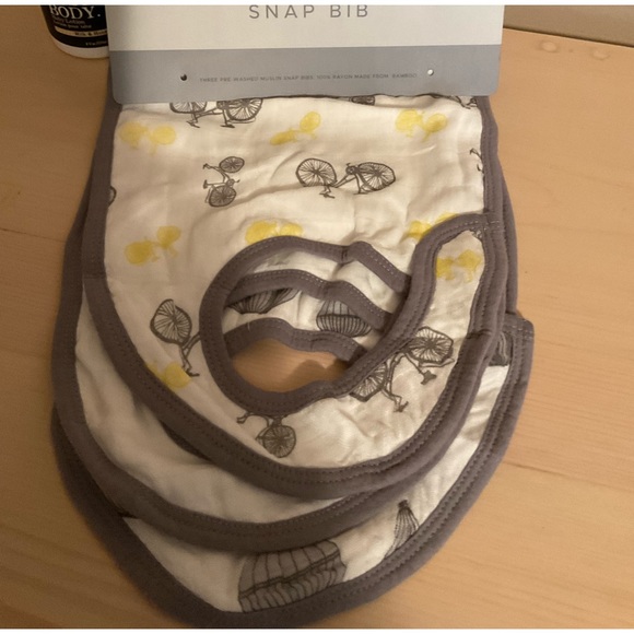 3-pack of soft as silk, Newcastle Classics - 100% Bamboo Snap Bibs! - Picture 2 of 3